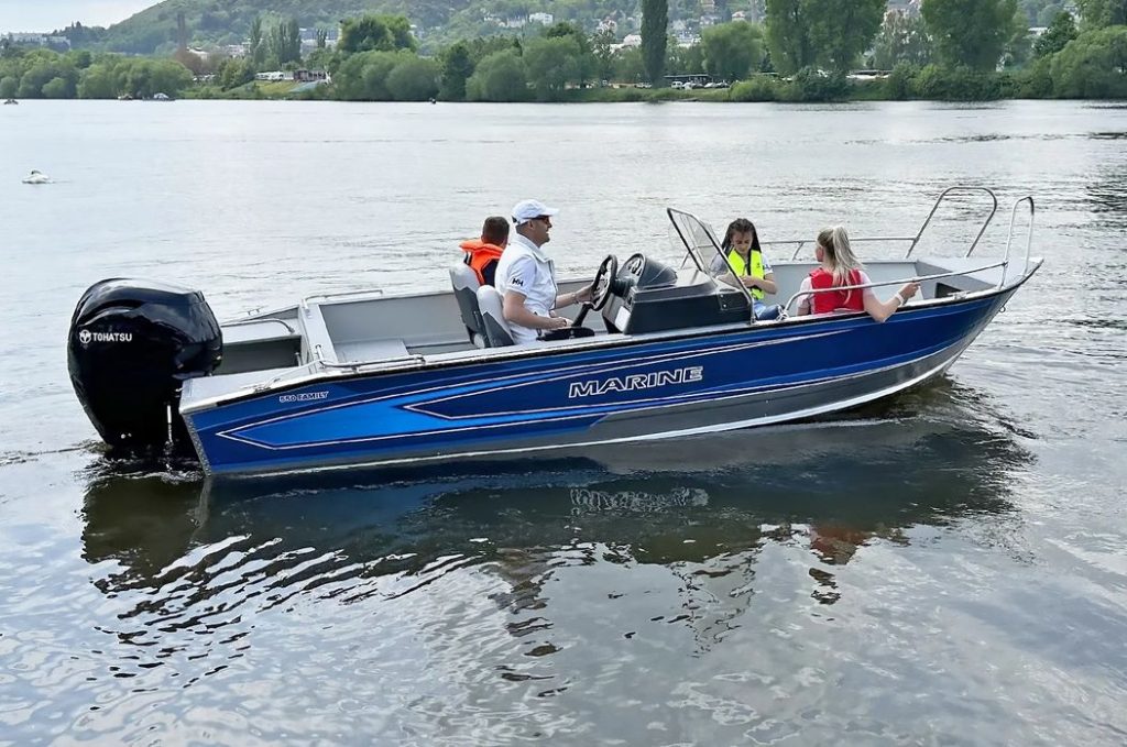 Lodný dieselový motor na výber vhodného člna a motora