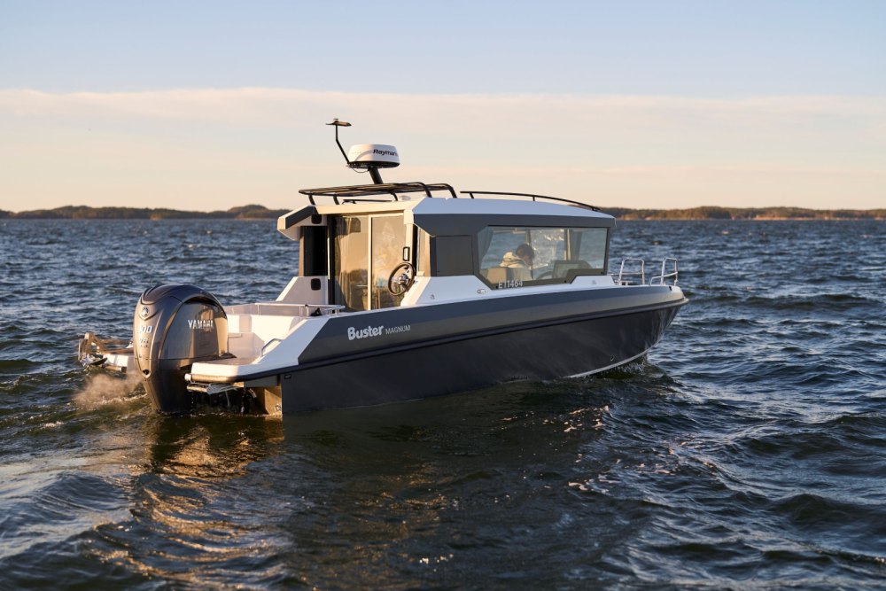 BUSTER MAGNUM CABIN 2024 motorový čln hliníkový 7,58 m + YAMAHA F300 XSBB