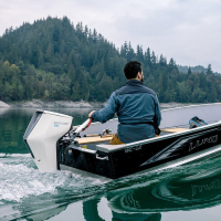 Avator™ 7.5e XLH závesný lodný elektromotor, extra dlhá noha, kormidlová páka (3,5 HP)
