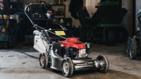 HONDA KOMFORT HRH 536K QX - benzínová kosačka 53cm, hliníkové šasi + ochranný rám, GXV160, spojka noža, pojazd valcom