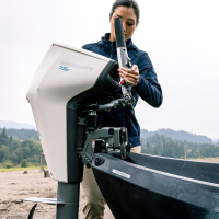 Avator™ 7.5e XLH závesný lodný elektromotor, extra dlhá noha, kormidlová páka (3,5 HP)
