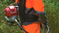 HONDA UMR 435 T - 4-taktný vyžínač nesený na chrbte, oblúková rukoväť, motor GX35 + olej zdarma