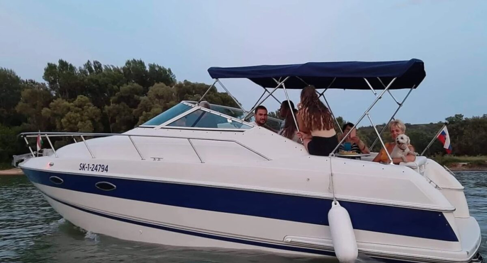 CHRIS CRAFT 232 CROWN kajutová motorová jachta s kuchyňou a kúpeľňou
