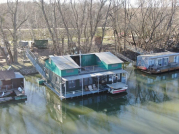 HOUSEBOAT NA PREDAJ – jedinečné bývanie priamo na vode v Komárne