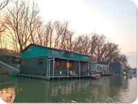 HOUSEBOAT NA PREDAJ – jedinečné bývanie priamo na vode v Komárne