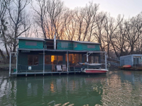 HOUSEBOAT NA PREDAJ – jedinečné bývanie priamo na vode v Komárne