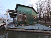 HOUSEBOAT NA PREDAJ – jedinečné bývanie priamo na vode v Komárne