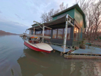 HOUSEBOAT NA PREDAJ – jedinečné bývanie priamo na vode v Komárne