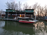 HOUSEBOAT NA PREDAJ – jedinečné bývanie priamo na vode v Komárne