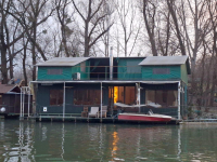 HOUSEBOAT NA PREDAJ – jedinečné bývanie priamo na vode v Komárne