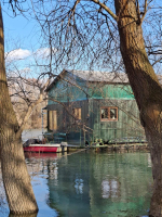 HOUSEBOAT NA PREDAJ – jedinečné bývanie priamo na vode v Komárne