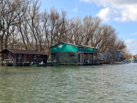 HOUSEBOAT NA PREDAJ – jedinečné bývanie priamo na vode v Komárne