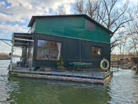 HOUSEBOAT NA PREDAJ – jedinečné bývanie priamo na vode v Komárne