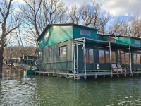 HOUSEBOAT NA PREDAJ – jedinečné bývanie priamo na vode v Komárne