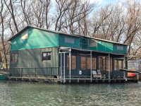 HOUSEBOAT NA PREDAJ – jedinečné bývanie priamo na vode v Komárne