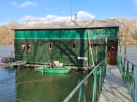HOUSEBOAT NA PREDAJ – jedinečné bývanie priamo na vode v Komárne