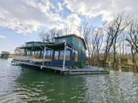 HOUSEBOAT NA PREDAJ – jedinečné bývanie priamo na vode v Komárne