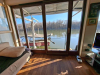 HOUSEBOAT NA PREDAJ – jedinečné bývanie priamo na vode v Komárne