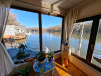 HOUSEBOAT NA PREDAJ – jedinečné bývanie priamo na vode v Komárne
