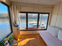 HOUSEBOAT NA PREDAJ – jedinečné bývanie priamo na vode v Komárne