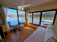HOUSEBOAT NA PREDAJ – jedinečné bývanie priamo na vode v Komárne