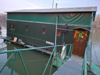 HOUSEBOAT NA PREDAJ – jedinečné bývanie priamo na vode v Komárne