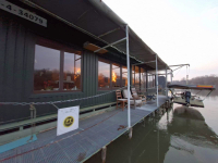 HOUSEBOAT NA PREDAJ – jedinečné bývanie priamo na vode v Komárne