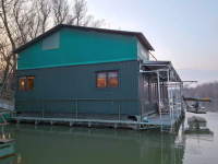 HOUSEBOAT NA PREDAJ – jedinečné bývanie priamo na vode v Komárne