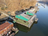 HOUSEBOAT NA PREDAJ – jedinečné bývanie priamo na vode v Komárne