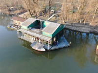 HOUSEBOAT NA PREDAJ – jedinečné bývanie priamo na vode v Komárne