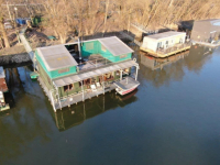 HOUSEBOAT NA PREDAJ – jedinečné bývanie priamo na vode v Komárne
