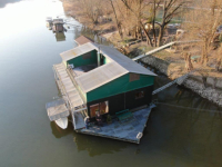 HOUSEBOAT NA PREDAJ – jedinečné bývanie priamo na vode v Komárne