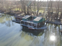HOUSEBOAT NA PREDAJ – jedinečné bývanie priamo na vode v Komárne