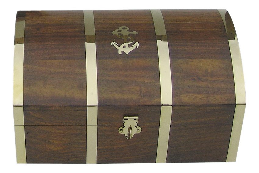 Truhlica na poklad, drevo a mosadz – 26 × 17 × 12,5 cm