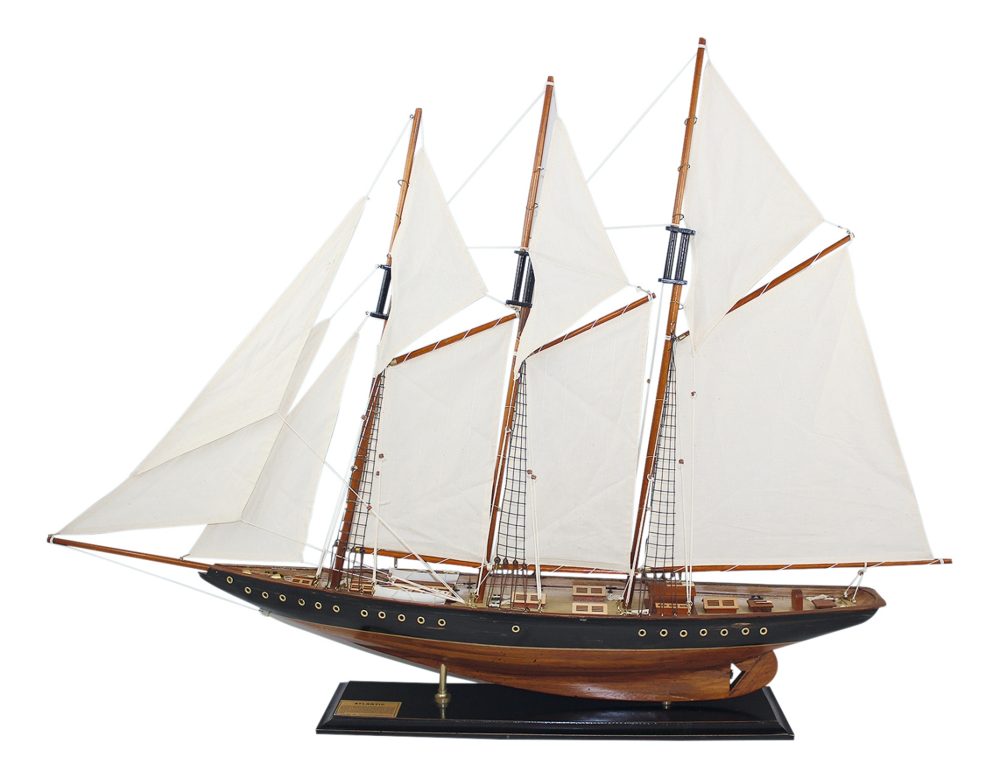 Model plachetnice Atlantic s mosadzným štítkom, starený trup – dĺžka 120 cm, výška 86 cm