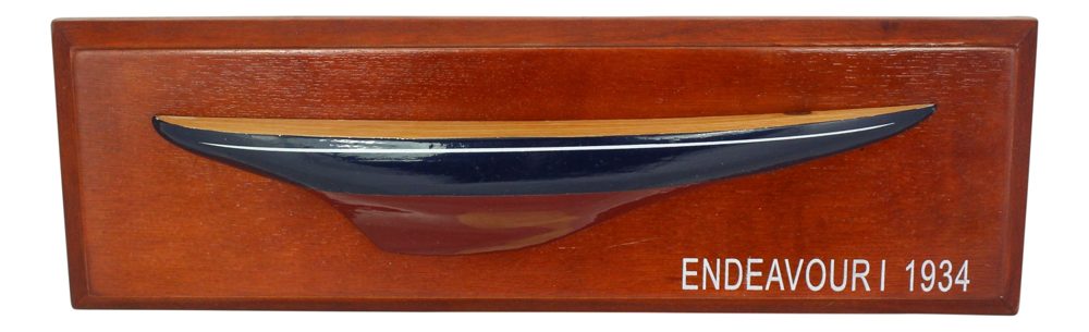 Polmodel jachty Endeavour na doske, drevo – 37,5 × 12 × 4,5 cm