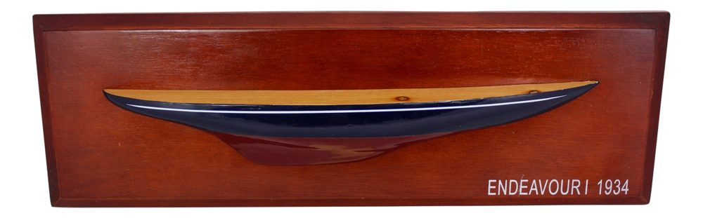 Polmodel jachty Endeavour na doske, drevo – 47,5 × 15,5 × 5 cm