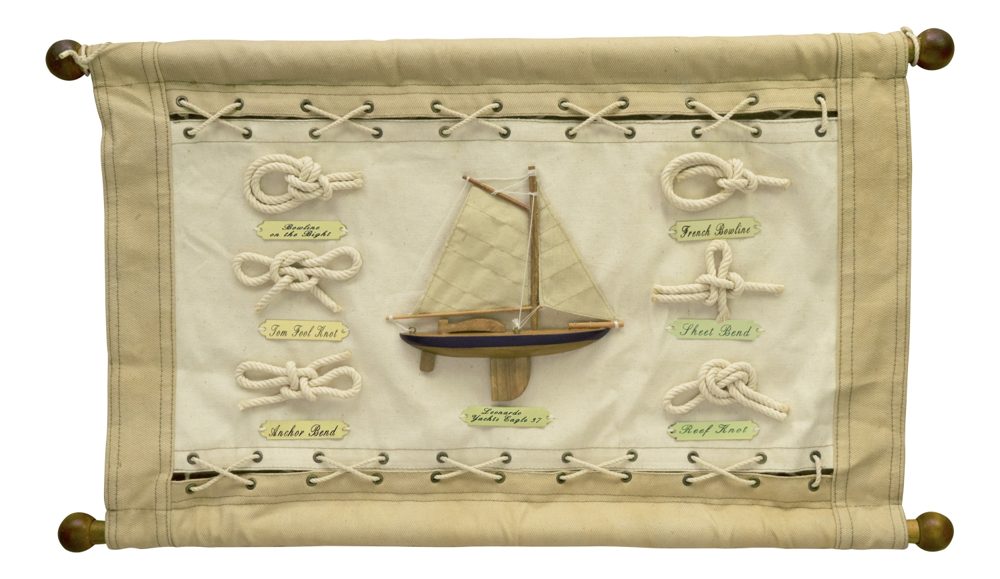 Nástenný záves s námorníckymi uzlami, plachtovina a drevo – 54 × 31 cm