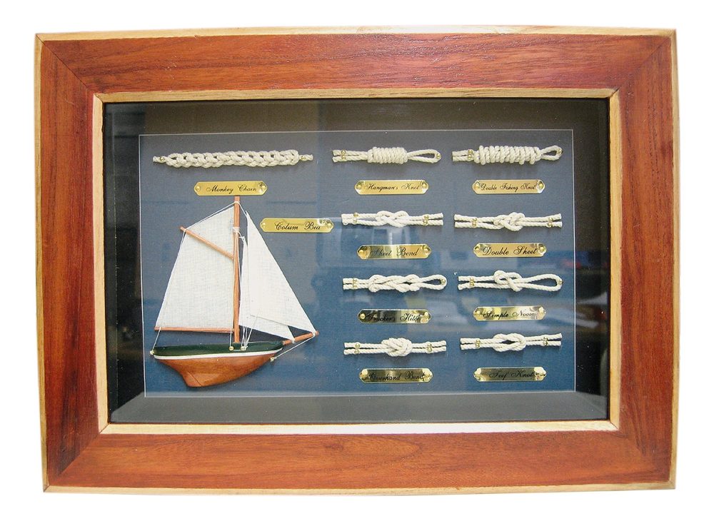 Obraz s námorníckymi uzlami za sklom, drevo – 36 × 26 cm