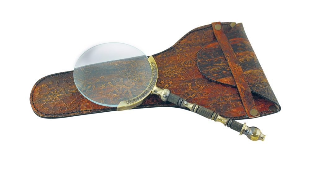Lupa v koženom puzdre, patinovaná mosadz – dĺžka 18,5 cm, priemer 7,5 cm