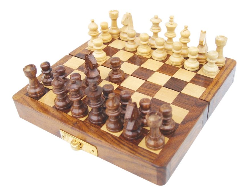 Magnetický šach v skladacej krabičke, drevo – 12,5 × 12,5 cm