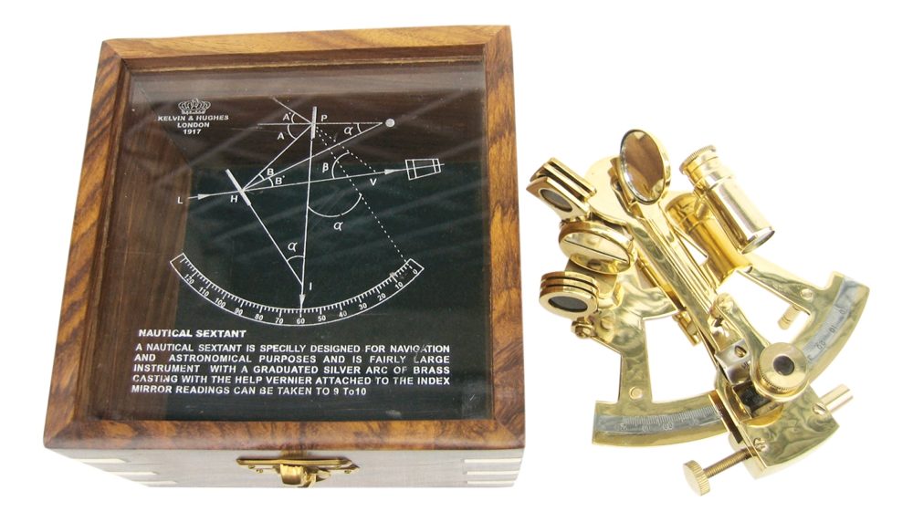 Sextant mosadzný v drevenej krabičke so skleneným vekom – 12 × 11 cm
