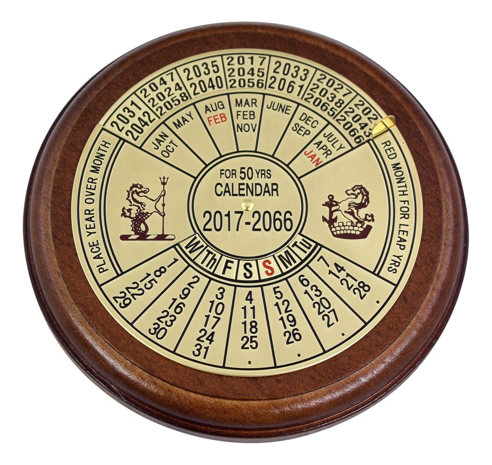 Večný kalendár, mosadz na drevenom podstavci – priemer 12 cm