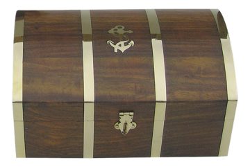 Truhlica na poklad, drevo a mosadz – 26 × 17 × 12,5 cm