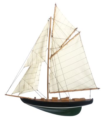 Polmodel plachetnice z dreva, zelená/čierna – dĺžka 56 cm, výška 62,5 cm