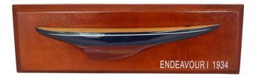 Polmodel jachty Endeavour na doske, drevo – 37,5 × 12 × 4,5 cm
