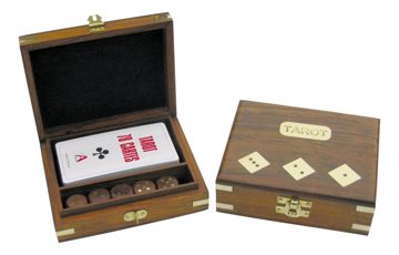 Tarotové karty a kocky v drevenej krabičke – 14,5 × 12 × 4,5 cm