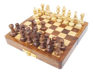 Magnetický šach v skladacej krabičke, drevo – 12,5 × 12,5 cm