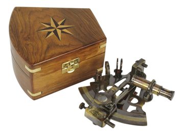 Sextant z antickej mosadze v drevenej krabičke – 12,5 × 13 cm
