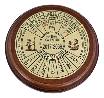 Večný kalendár, mosadz na drevenom podstavci – priemer 12 cm